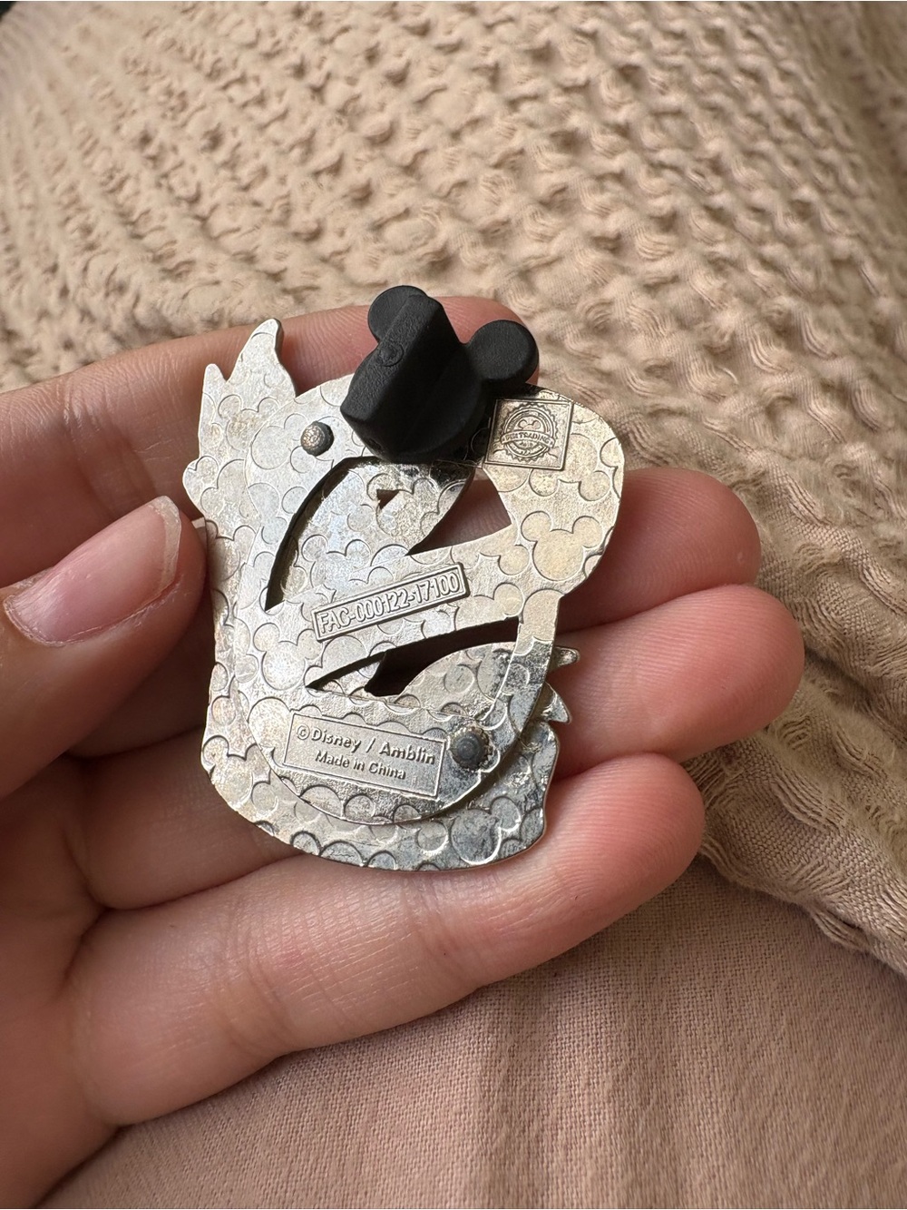 AUTHENTIC DISNEY TRADING PINS - Picture 12 of 13